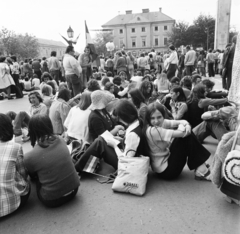 Hungary, Vác, Schuszter Konstantin (Konstantin) tér, a fasizmus feletti győzelem 30. évfordulójának tiszteletére rendezett nagygyűlésen résztvevő fiatalok, 1975. május 11-én., 1975, Gárdos Katalin, Fortepan #268275