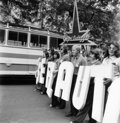 Hungary, Vác, Schuszter Konstantin (Konstantin) tér, a fasizmus feletti győzelem 30. évfordulójának tiszteletére rendezett nagygyűlésre felvonuló fiatalok, 1975. május 11-én., 1975, Gárdos Katalin, Fortepan #268276