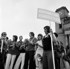 Hungary, Vác, Schuszter Konstantin (Konstantin) tér, jobbra a Nagyboldogasszony-székesegyház. A felvétel a fasizmus feletti győzelem 30. évfordulójának tiszteletére rendezett nagygyűlésen készült, 1975. május 11-én., 1975, Gárdos Katalin, Best of, Fortepan #268278