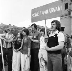 Hungary, Vác, Schuszter Konstantin (Konstantin) tér, jobbra a Nagyboldogasszony-székesegyház. A felvétel a fasizmus feletti győzelem 30. évfordulójának tiszteletére rendezett nagygyűlésen készült, 1975. május 11-én., 1975, Gárdos Katalin, Best of, march, banner, Fortepan #268285