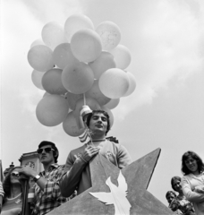 Hungary, Vác, Schuszter Konstantin (Konstantin) tér, a felvétel a fasizmus feletti győzelem 30. évfordulójának tiszteletére rendezett nagygyűlésen készült, 1975. május 11-én., 1975, Gárdos Katalin, Best of, march, baloon, Fortepan #268290