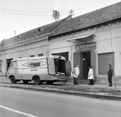 Magyarország, Dunabogdány, Kossuth Lajos utca 78., hússzállítás a Hús és Hentesáru boltba., 1971, Gárdos Katalin, hentes, hentesüzlet, Robur-márka, Fortepan #268298