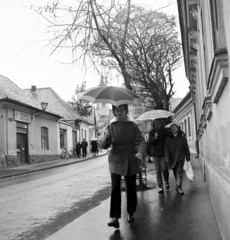 Magyarország, Szentendre, Dumtsa Jenő utca, az esernyőtől részben takarva, a Fő (Marx) téren álló Blagovesztenszka görögkeleti templom látható., 1971, Gárdos Katalin, Fortepan #268306