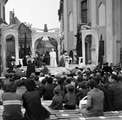 Magyarország, Szentendre, Fő (Marx) tér, a nyári Szentendrei Teátrum, Giovanni Paisiello olasz szerző Botcsinálta bölcsek című színművének előadása. A színpadtól jobbra a Blagovesztenszka görögkeleti templom., 1971, Gárdos Katalin, Fortepan #268311