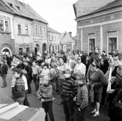 Magyarország, Szentendre, Fő (Marx) tér. A felvétel a nyári Szentendrei Teátrum előadásainak idején készült.Háttérben a Dumtsa Jenő utca torkolata látható., 1971, Gárdos Katalin, közönség, Fortepan #268313