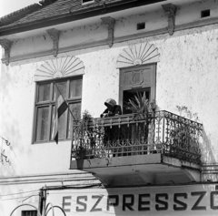 Magyarország, Szentendre, Duna korzó (Somogyi-Bacsó part), nézelődő a Kék Duna Eszpresszó feletti erkélyen., 1971, Gárdos Katalin, Fortepan #268315