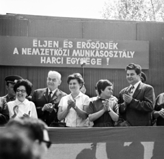 Magyarország, Pap-sziget, Szentendre, május 1-i felvonulás, meghívottak a dísztribünön., 1971, Gárdos Katalin, tribün, politikai dekoráció, Fortepan #268316