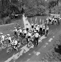 Magyarország, Pap-sziget, Szentendre, május 1-i felvonulás., 1971, Gárdos Katalin, tányérsapka, egyenruha, evező, felvonulás, kerékpár, Fortepan #268318