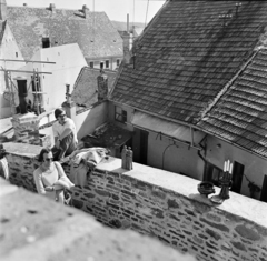 Hungary, Szentendre, kilátás a Várdombról a Fő (Marx) tér felé, szabadtéri tárlat műtárgyai a Várdomb utca melletti kőfalon., 1975, Gárdos Katalin, Fortepan #268329