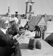 Hungary, Szentendre, szabadtéri tárlat műtárgyai a Várdomb utca melletti kőfalon. Háttérben a Blagovesztenszka görögkeleti templom tornya látható., 1975, Gárdos Katalin, Fortepan #268333