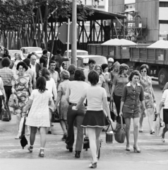 Hungary, Szolnok, Ady Endre út, gyalogos átkelőhely. A teherautó mögött, a Boldog Sándor István (Ságvári Endre) körút mellett a Vízügyi székház épületének részlete látható., 1978, Gárdos Katalin, Fortepan #268339