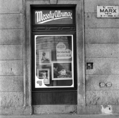 Magyarország, Budapest V., Nyugati (Marx) tér 6., Mosoly Albuma, a Fényképész Szövetkezet / Fény Szöv gyermekfényképész műterem kirakata., 1985, Gárdos Katalin, kirakat, utcanévtábla, fényképész, Budapest, Karl Marx-ábrázolás, Fortepan #268346