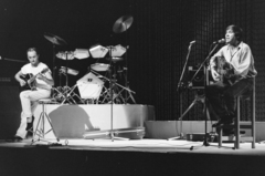 Magyarország, Városliget, Budapest XIV., Zichy Mihály út 14., Petőfi Csarnok. Jobbra Gianni Morandi olasz táncdalénekes., 1985, Glósz András, gitár, hangszer, koncert, énekes, dob, Budapest, cintányér, Fortepan #268367