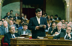 Magyarország, Budapest V., Parlament, az Országgyűlés ülése 1990. május 2-án. Előtérben Pozsgay Imre, államminiszter, Németh Miklós, a minisztertanács elnöke és Medgyessy Péter, a minisztertanács elnökhelyettese. Németh Miklós bejelenti a kormány lemondását., 1990, Glósz András, híres ember, országház, Budapest, Fortepan #268389