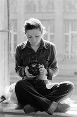 1979, Glósz András, woman, hold in arms, Yashica-brand, sitting on a windowsill, camera, Fortepan #268397