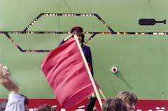 Magyarország, Budapest XIV., Ötvenhatosok tere (Felvonulási tér), május 1- i felvonulás., 1986, Glósz András, Best of, MÁV, pódiumautó, vasutas, tisztelgés, Budapest, Fortepan #268506