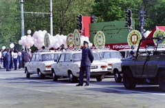 Magyarország, Budapest XIV., Ötvenhatosok tere (Felvonulási tér), május 1- i felvonulás résztvevői., 1986, Glósz András, MÁV, MHSZ, munkásőr, pódiumautó, Budapest, Fortepan #268509