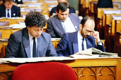 Magyarország, Budapest V., Parlament, az Országgyűlés ülése. Pető Iván és Hack Péter., 1990, Glósz András, országház, politikus, Budapest, Fortepan #268523