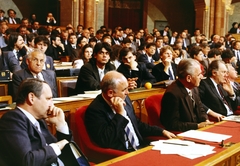 Magyarország, Budapest V., Parlament, az Országgyűlés ülése. Elől dr. Varga Miklós, Glatz Ferenc, dr. Szabó Ferenc, Kulcsár Kálmán és Gál Zoltán. A második sorban bal szélen Nyers Rezső, tőle jobbra a Fidesz képviselőcsoportjának tagjai, Deutsch Tamás, Orbán Viktor és Fodor Gábor., 1990, Glósz András, országház, politikus, Budapest, Fortepan #268526