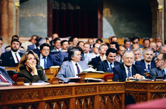 Magyarország, Budapest V., Parlament, az Országgyűlés ülése. Elől Csehák Judit, a második sorban Antal József, előtte Vörös Vince, mellette Szabad György., 1990, Glósz András, miniszterelnök, országház, Budapest, Fortepan #268527