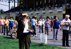 Magyarország, Budapest X., Albertirsai (Dobi István) út, Lóversenypálya (később Kincsem Park), háttérben az I. helyi tribün., 1985, Glósz András, lóverseny, Budapest, Fortepan #268532