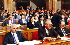 Magyarország, Budapest V., Parlament, az Országgyűlés ülése. Glatz Ferenc, dr. Szabó Ferenc és Kulcsár Kálmán. Mögöttük a Fidesz képviselőcsoportjának tagjai, Orbán Viktor, Deutsch Tamás és Fodor Gábor., 1990, Glósz András, Budapest, Fortepan #268536