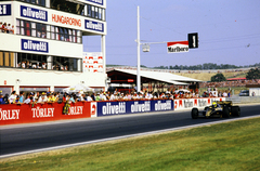 Magyarország, Hungaroring, Mogyoród, Formula-1 első magyar nagydíj, a Lotus-Renault csapat versenyautójában Ayrton Senna., 1986, Glósz András, autóverseny, közönség, Olivetti-márka, Marlboro-márka, Törley-márka, Fortepan #268537