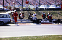 Magyarország, Hungaroring, Mogyoród, Formula-1 első magyar nagydíj, a Brabham-BMW csapat versenyautóját mentik a pálya széléről., 1986, Glósz András, autóverseny, Forma-1, Fortepan #268541