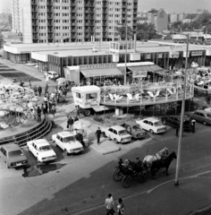 Hungary, Budapest XIII., kilátás a Kárpát utca 37-es számú házból a Tisza (Tisza Antal) utca melletti vurstlira. Szemben a szolgáltatóházak közötti sétálóutca a Dráva utcához vezet., 1983, Glósz András, fun-fair, shooting-gallery, carriage, Budapest, Fortepan #268543