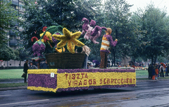 Hungary, Debrecen, Petőfi tér, Virágkarnevál., 1975, Hajdu Richárd, sweeper, ad truck, Fortepan #268578