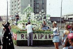 Hungary, Debrecen, Petőfi tér, Virágkarnevál., 1975, Hajdu Richárd, textile industry, ad truck, Fortepan #268579