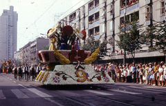 Hungary, Debrecen, Piac utca (Vörös Hadsereg útja) a Petőfi tér felé, Virágkarnevál., 1974, Hajdu Richárd, flower parade, ad truck, Fortepan #268589