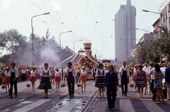 Hungary, Debrecen, Petőfi tér, Virágkarnevál., 1974, Hajdu Richárd, flower parade, folk costume, tall house, ad truck, steam locomotive, majorette, Fortepan #268592