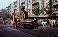 Hungary, Debrecen, Piac utca (Vörös Hadsereg útja) a Petőfi tér felé, Virágkarnevál., 1974, Hajdu Richárd, flower parade, ad truck, Fortepan #268594