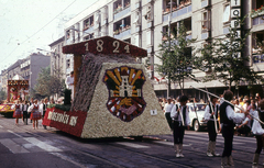 Hungary, Debrecen, Piac utca (Vörös Hadsereg útja) a Petőfi tér felé, Virágkarnevál., 1974, Hajdu Richárd, flower parade, ad truck, crest, Fortepan #268596