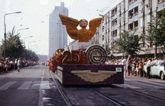 Hungary, Debrecen, Petőfi tér, Virágkarnevál., 1974, Hajdu Richárd, flower parade, ad truck, Volán organisation, Fortepan #268599