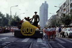 Hungary, Debrecen, Petőfi tér, Virágkarnevál., 1974, Hajdu Richárd, flower parade, ad truck, tall house, Fortepan #268600