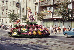 Hungary, Debrecen, Petőfi tér, Virágkarnevál., 1974, Hajdu Richárd, flower parade, ad truck, Fortepan #268605