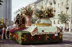 Hungary, Debrecen, Petőfi tér, Virágkarnevál., 1974, Hajdu Richárd, flower parade, ad truck, Fortepan #268608