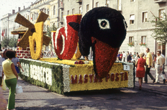 Magyarország, Debrecen, Petőfi tér, Virágkarnevál., 1973, Hajdu Richárd, pódiumautó, virágkarnevál, színes, Fortepan #268612