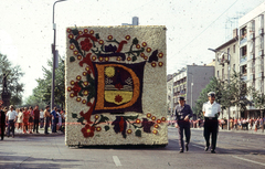 Magyarország, Debrecen, Petőfi tér, Virágkarnevál., 1973, Hajdu Richárd, virágkarnevál, színes, pódiumautó, címer, rendőr, Fortepan #268613