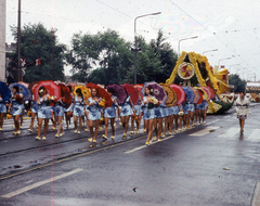 Magyarország, Debrecen, Petőfi tér, Virágkarnevál., 1973, Hajdu Richárd, virágkarnevál, színes, libasor, pódiumautó, mazsorett, esernyő, Fortepan #268614