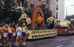 Hungary, Debrecen, Piac utca (Vörös Hadsereg útja) a Petőfi tér felé, Virágkarnevál., 1978, Hajdu Richárd, flower parade, ad truck, Fortepan #268616