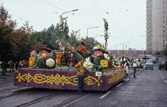 Hungary, Debrecen, Petőfi tér, Virágkarnevál., 1975, Hajdu Richárd, ad truck, Fortepan #268620