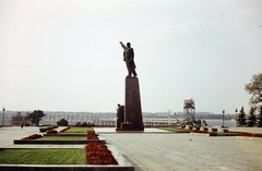 Ukrajna, Zaporizzsja, Zaporizska (Lenina) tér, háttérben a Dnyeperi vízerőmű., 1982, Irházi Sándor, Fortepan #268642