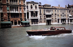 Italy, Venice, Canal Grande, szemben balról a Palazzo Ferro Fini, a Palazzo Contarini Fasan, a Palazzo Venier Contarini és a Palazzo Giustinian Michiel Alvise., 1967, Dr. Iván Zoltán, rowing boat, colorful, Fortepan #268660