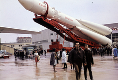 Franciaország, Párizs, Le Bourget repülőtér, 27. Nemzetközi Légi- és Űrszalon (27e Salon International de l’Aéronautique et de l’Espace). Vosztok-1, Gagarin űrhajójának másolata., 1967, Dr. Iván Zoltán, színes, Fortepan #268663