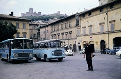 Olaszország, Assisi, Piazza Santa Chiara, háttérben fent a Rocca Maggiore., 1967, Dr. Iván Zoltán, színes, autóbusz, Fortepan #268665