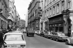 Magyarország, Budapest V., Petőfi Sándor utca a Párizsi utca kereszteződésénél., 1982, Kanyó Béla, Budapest, utcakép, Fortepan #268675