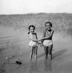 Magyarország,Balaton, 1954, Pohl Pálma, fürdőruha, mosoly, nyár, gyerekek, nádas, kettős portré, kézenfogva, Fortepan #26870